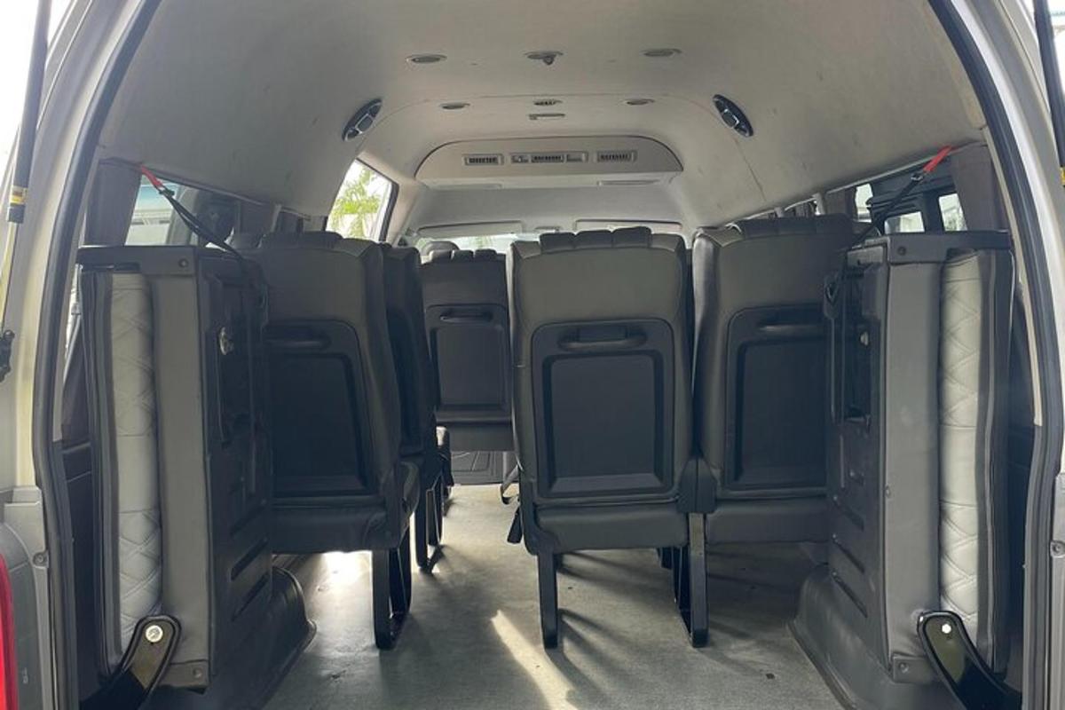 un grup de seients a la part posterior d'un autobús
