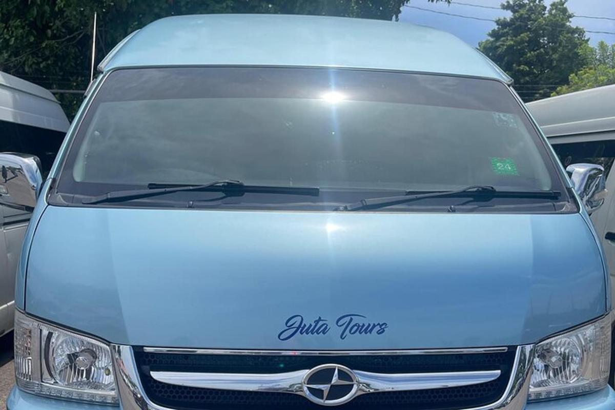 balts furgons ir novietots autostāvvietā