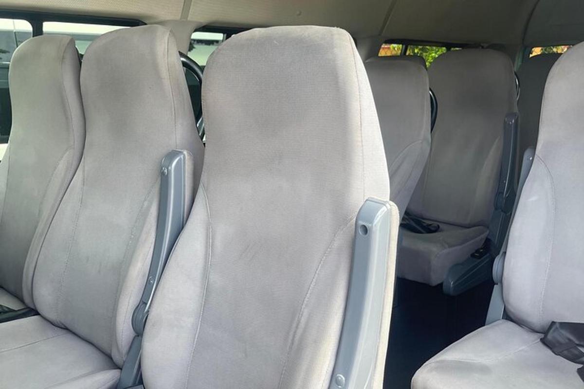 Dos asientos vacíos en la parte trasera de un coche
