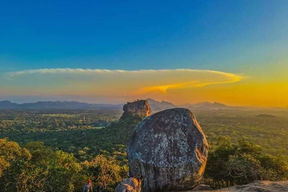 una grande roccia posta in cima a una montagna