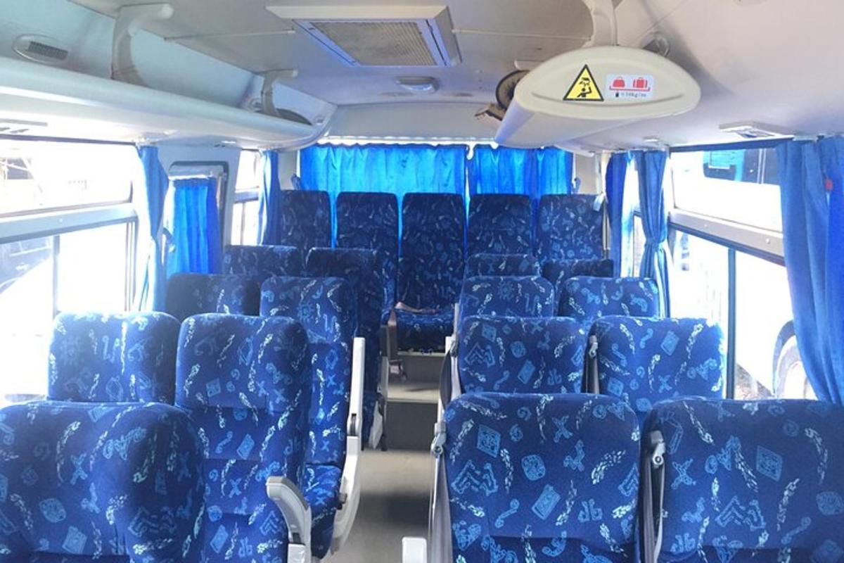 tühi buss siniste istmetega bussis