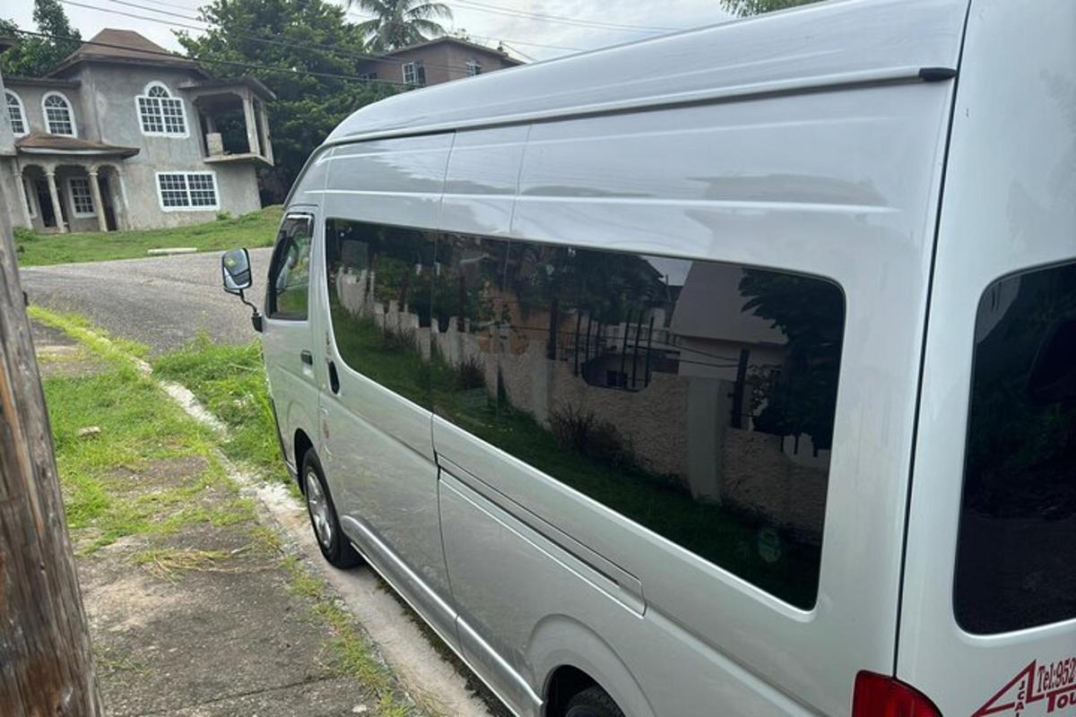 sebuah van putih diletakkan di tepi jalan