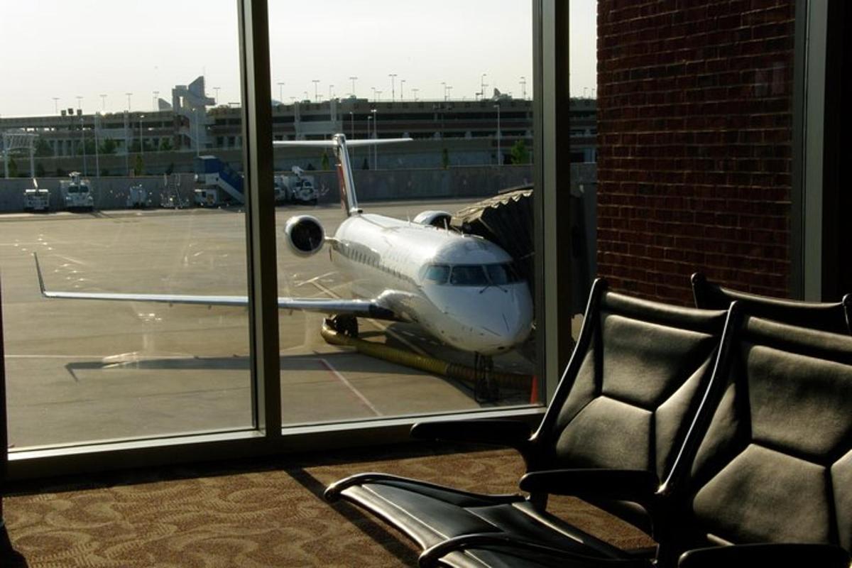 un aereo è parcheggiato sulla pista di un aeroporto