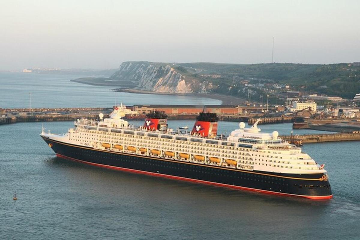 o navă de croazieră în apă, într-un port