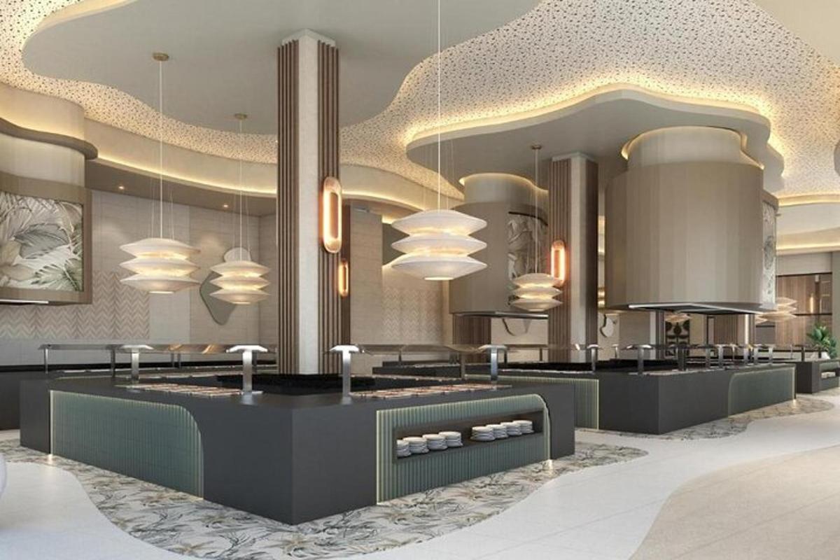 eine Lobby eines Hotels mit Tischen und Kronleuchtern