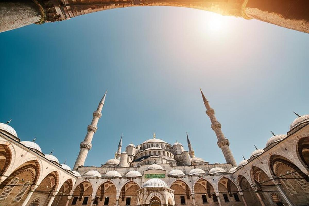 una vista della moschea blu dall'interno dell'edificio