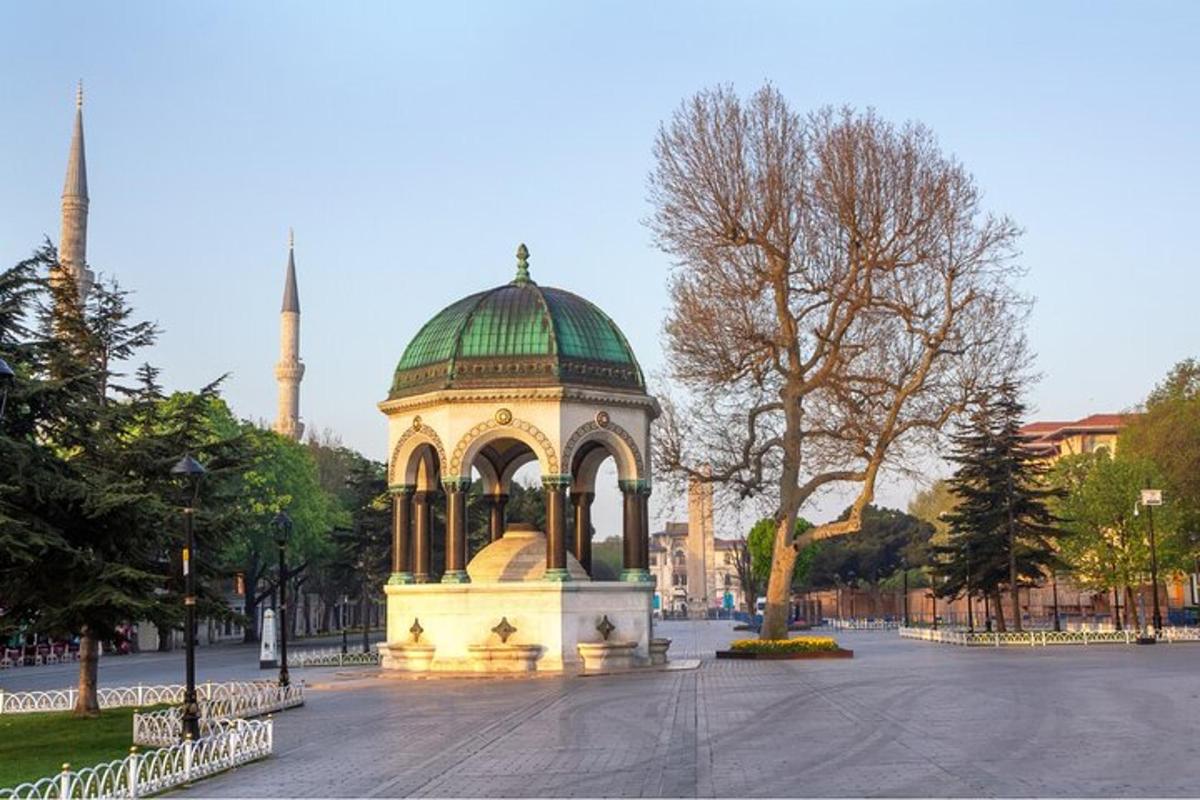 un gazebo con una cupola verde in un parco