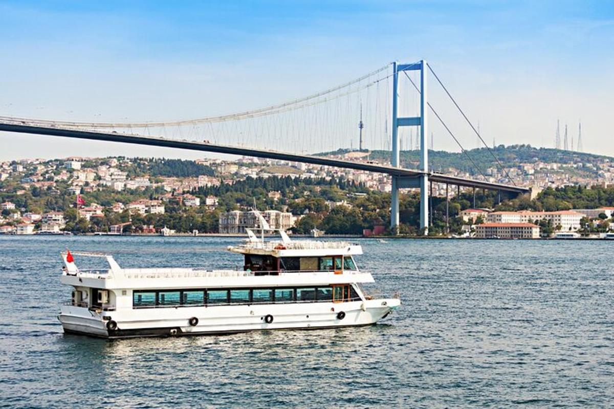 una barca in acqua con un ponte sullo sfondo