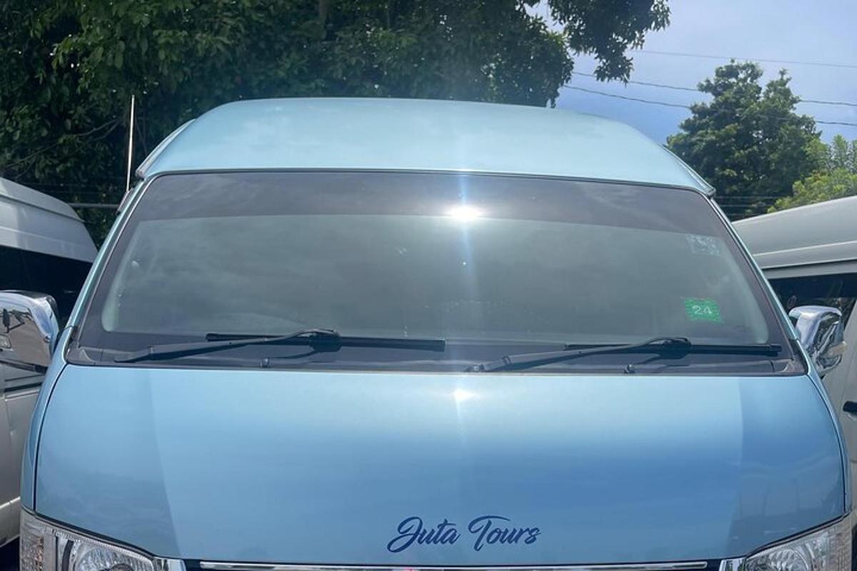 Un parabrisas delantero de un coche blanco en un estacionamiento.