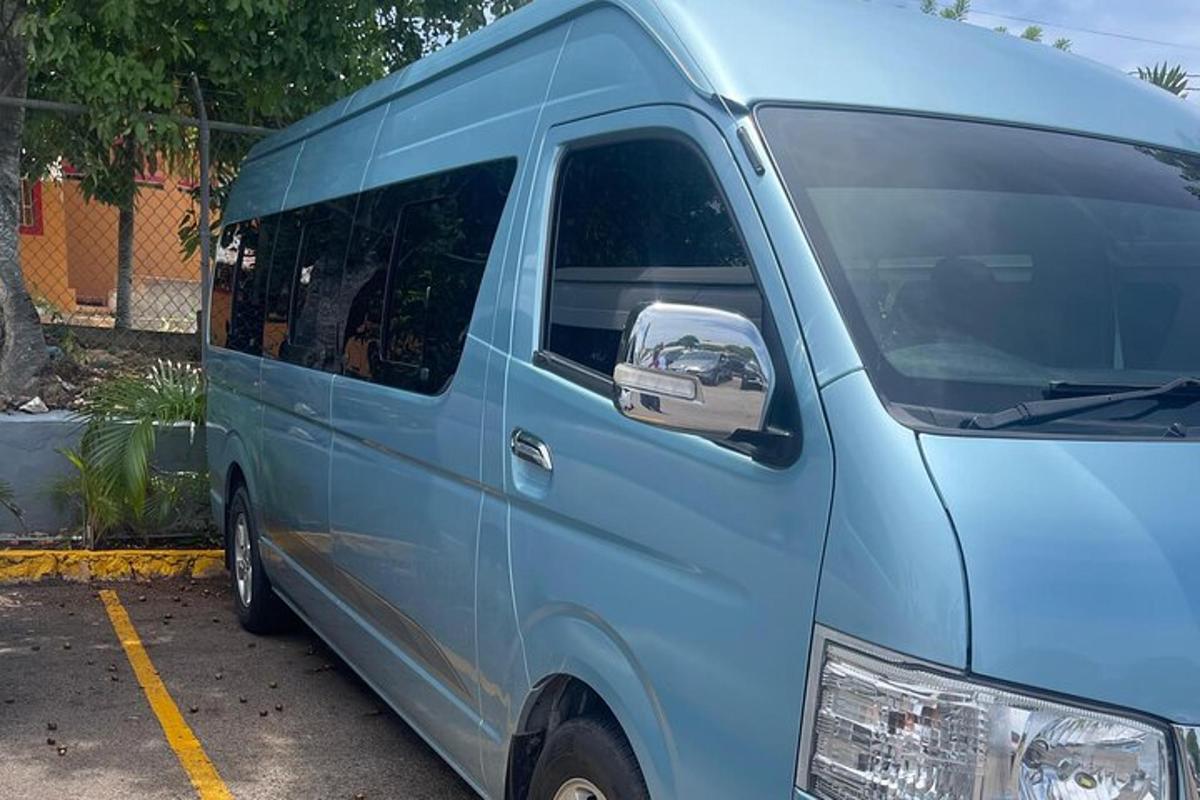 una camioneta azul estacionada en un estacionamiento