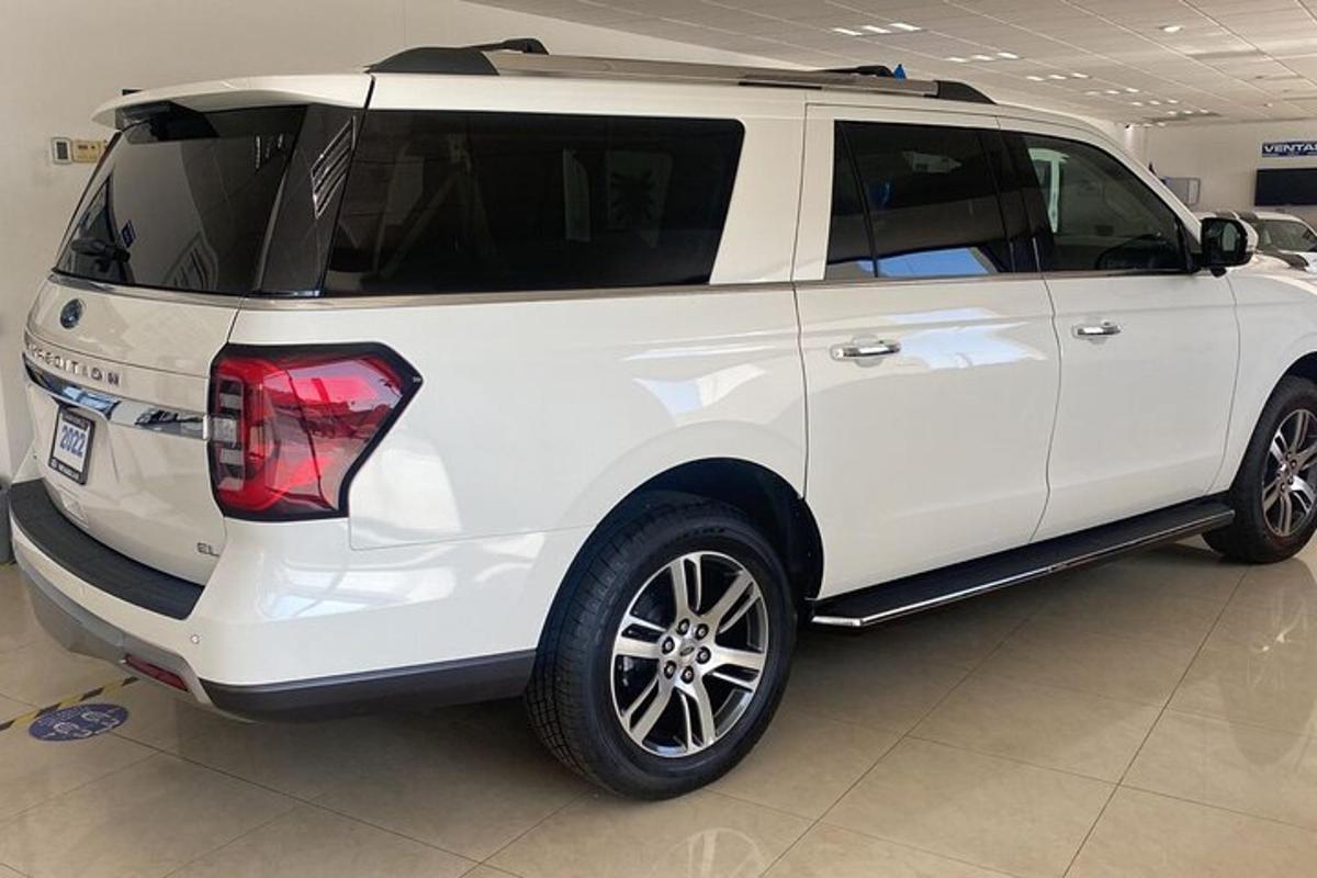 Bílé SUV je zaparkované v garáži