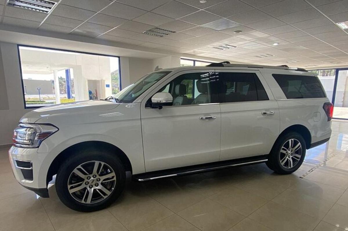 bílé SUV zaparkované v budově