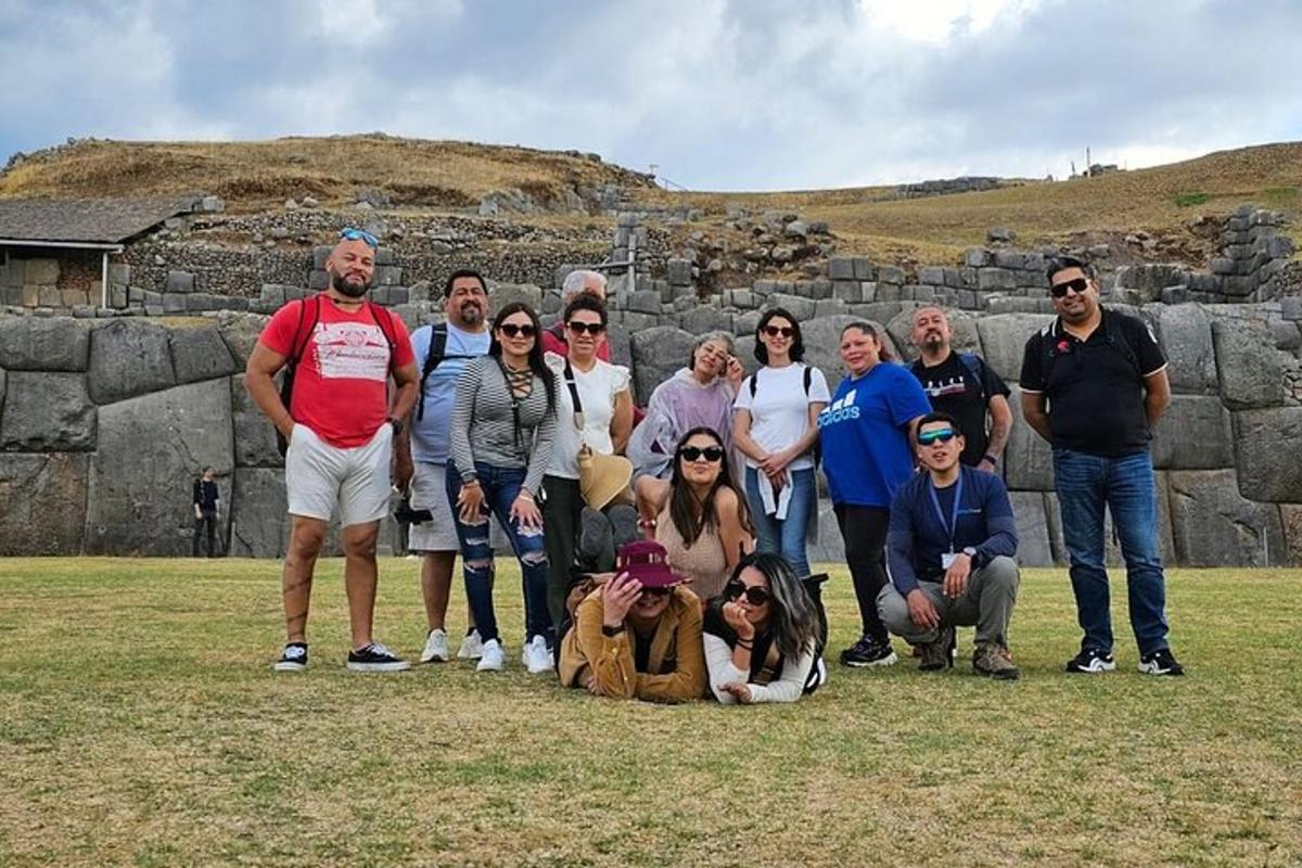 grupp inimesi poseerib pildi jaoks kivimüüri ees