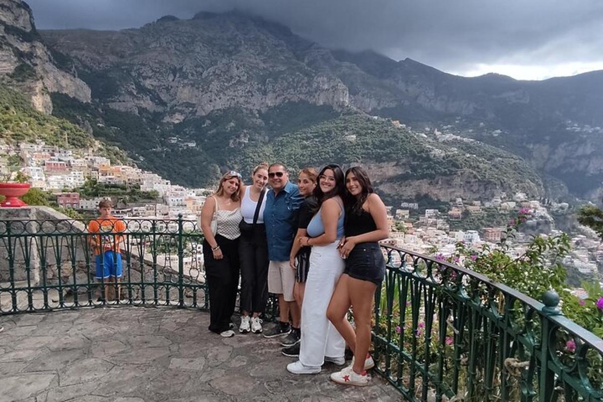 skupina lidí pózujících pro fotografii před horou