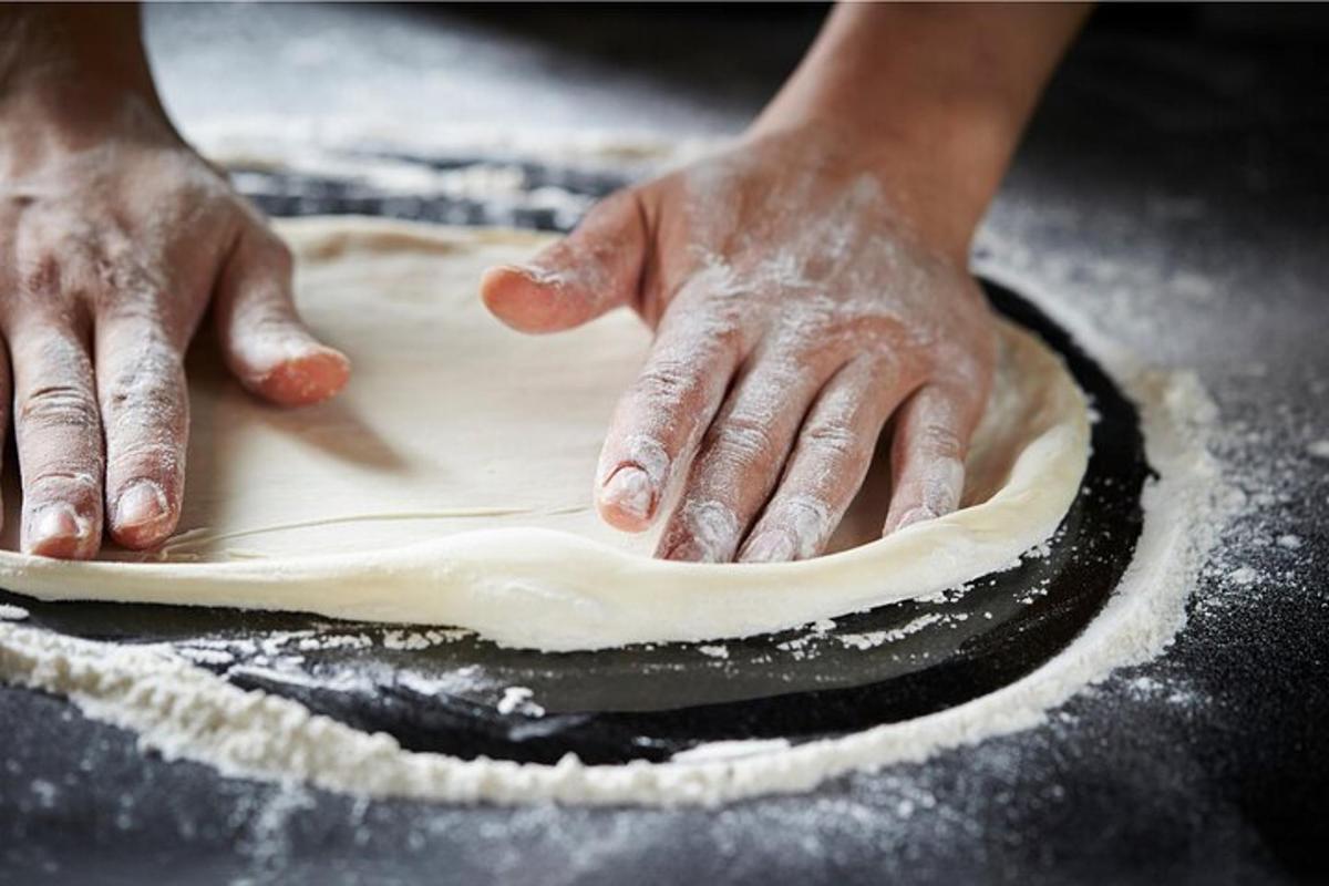 eine Person macht mit ihren Händen einen Kuchen