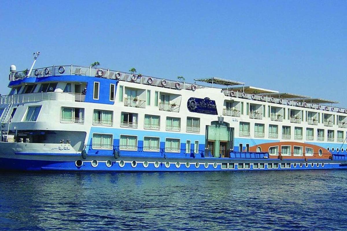 een groot cruiseschip dat in het water ligt