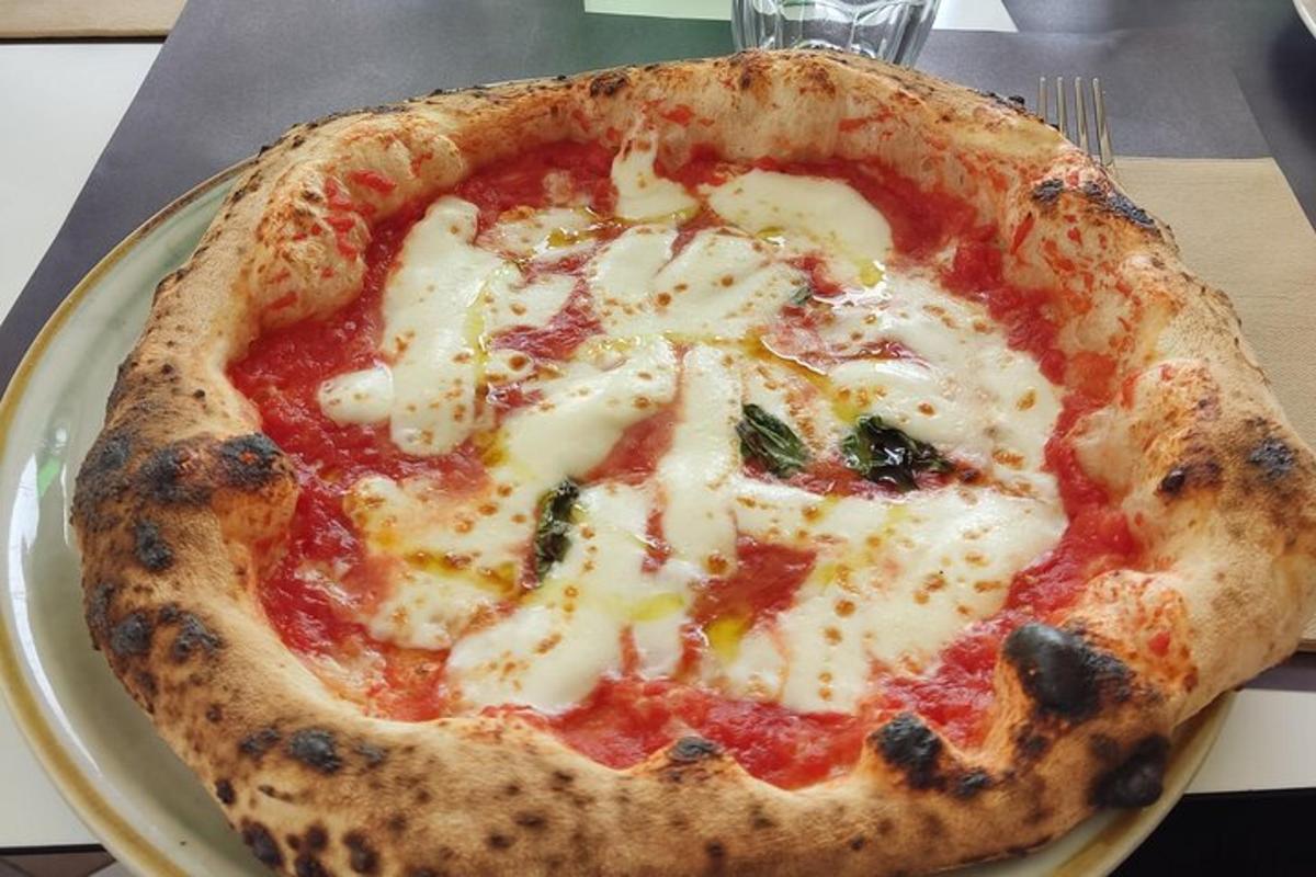 pizza lautasella pöydällä