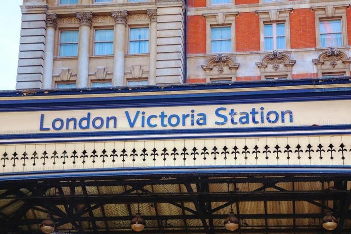 tanda untuk stasiun London Victoria di sebuah gedung