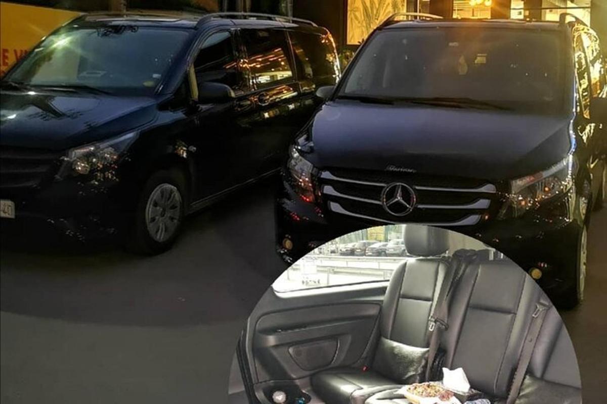 δύο αυτοκίνητα είναι παρκαρισμένα το ένα δίπλα στο άλλο