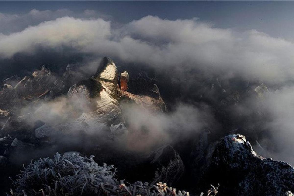 pemandangan gunung di awan