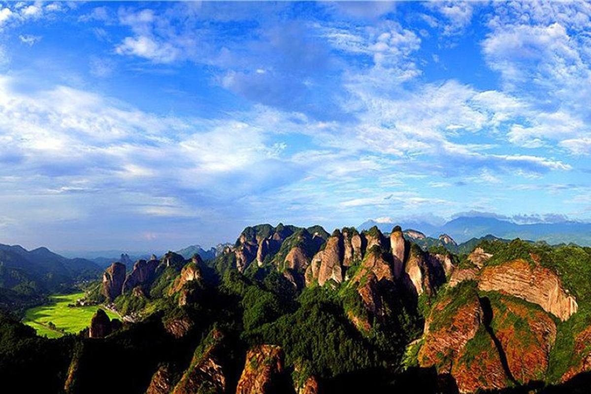 pemandangan banjaran gunung dengan pokok dan batu