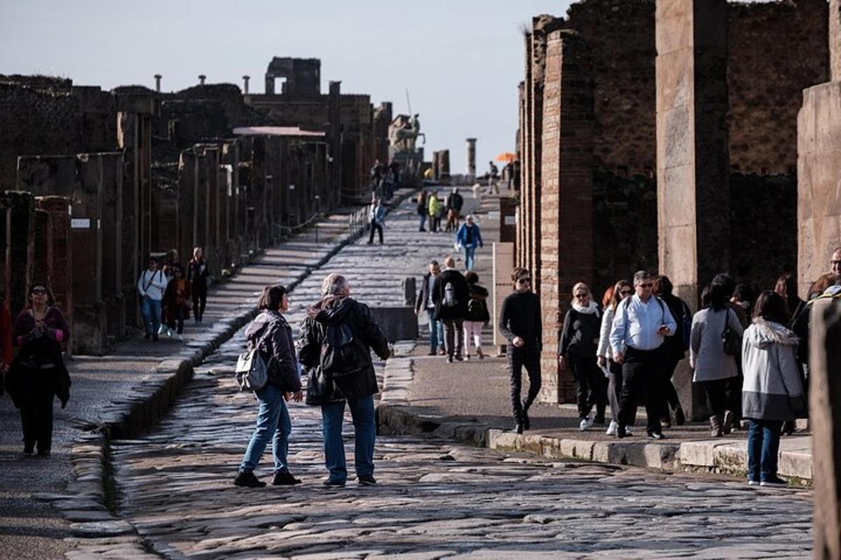 un gruppo di persone che camminano su un ponte