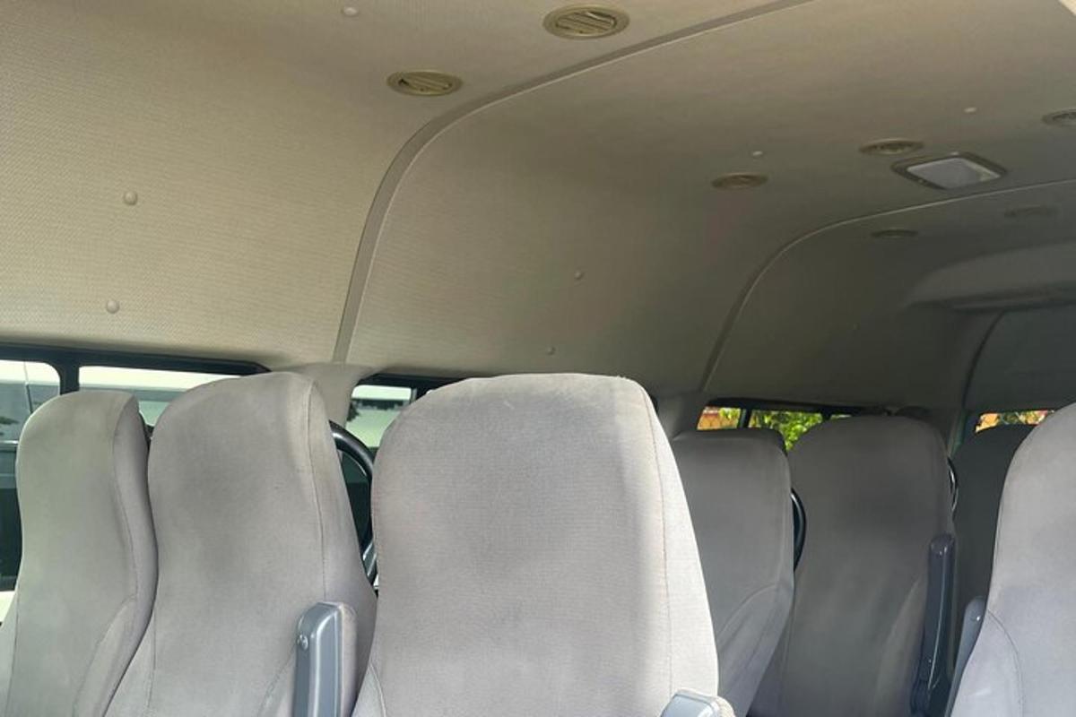 pemandangan tempat duduk belakang kereta