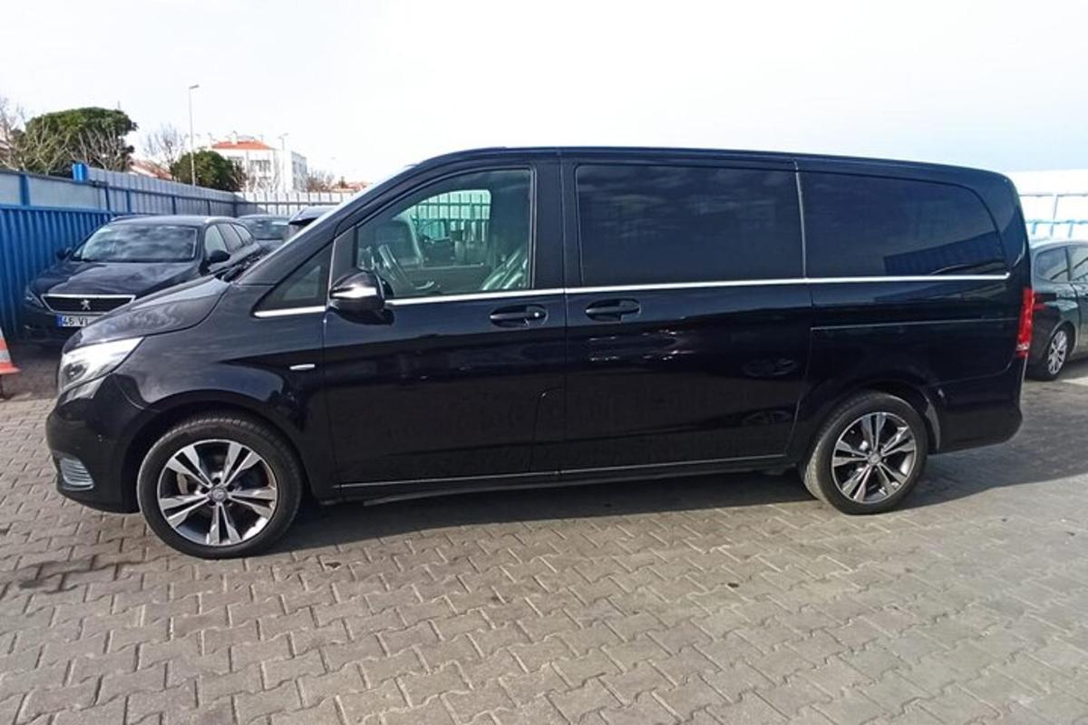 črn kombi parkiran na parkirišču