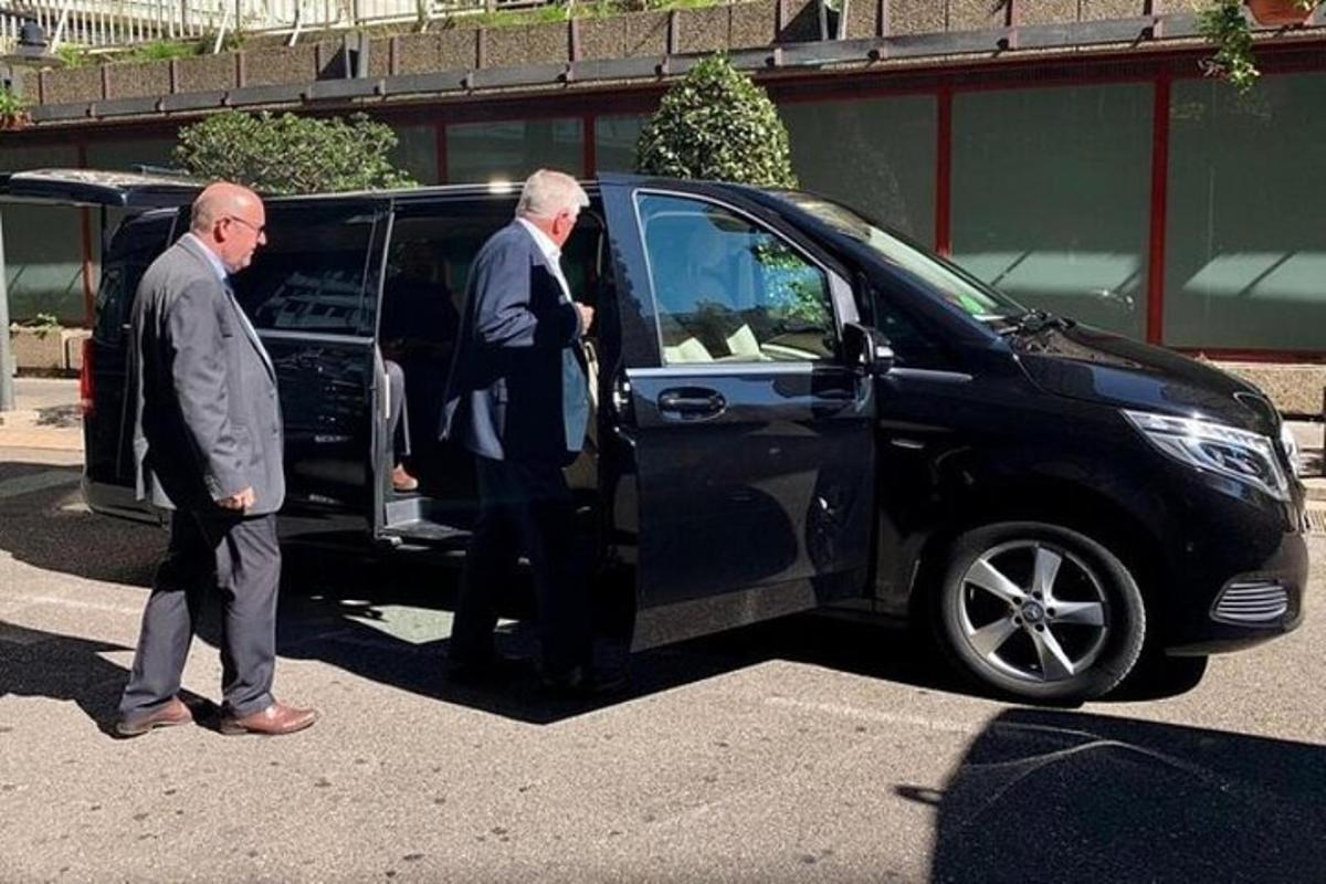 Két férfi száll ki egy fekete furgonból
