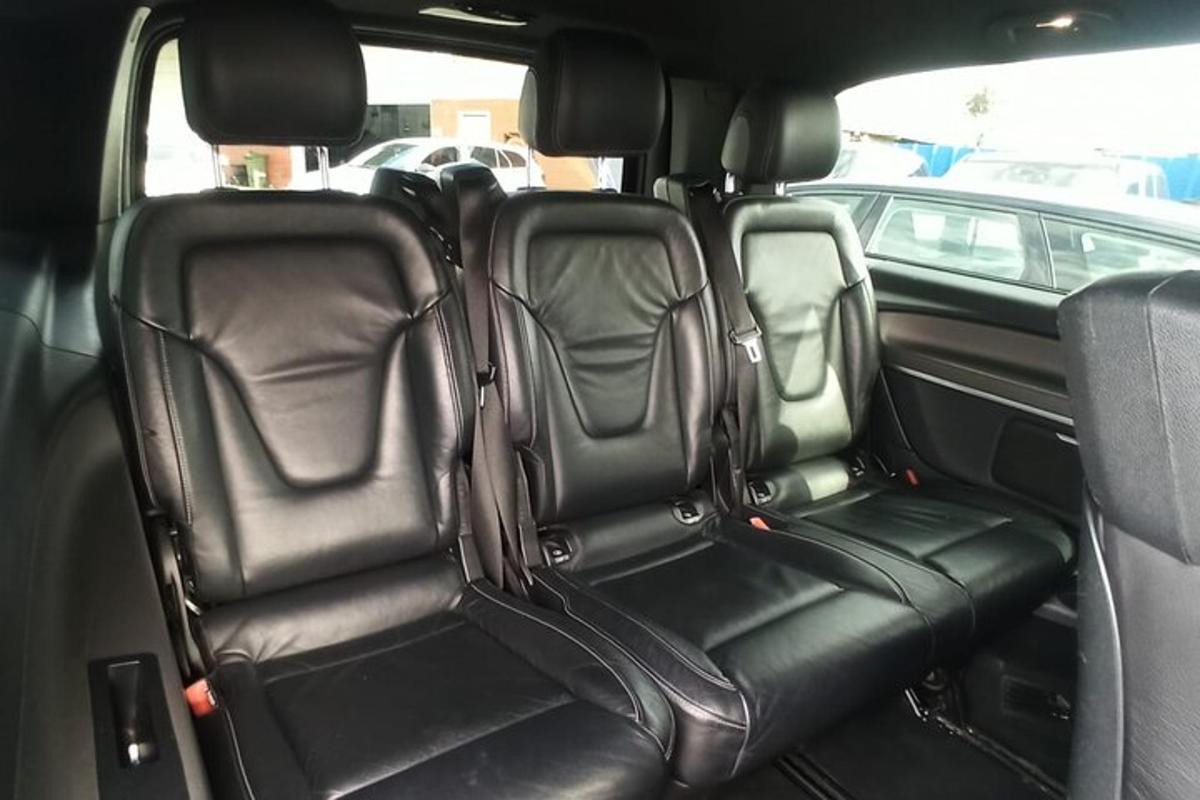 zwei Sitze auf der Rückbank eines Autos