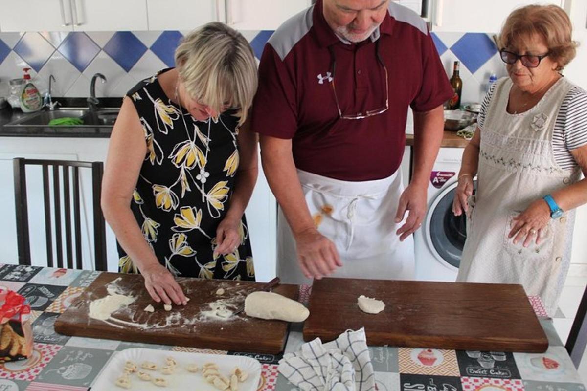 en mann og to kvinner står foran en kake
