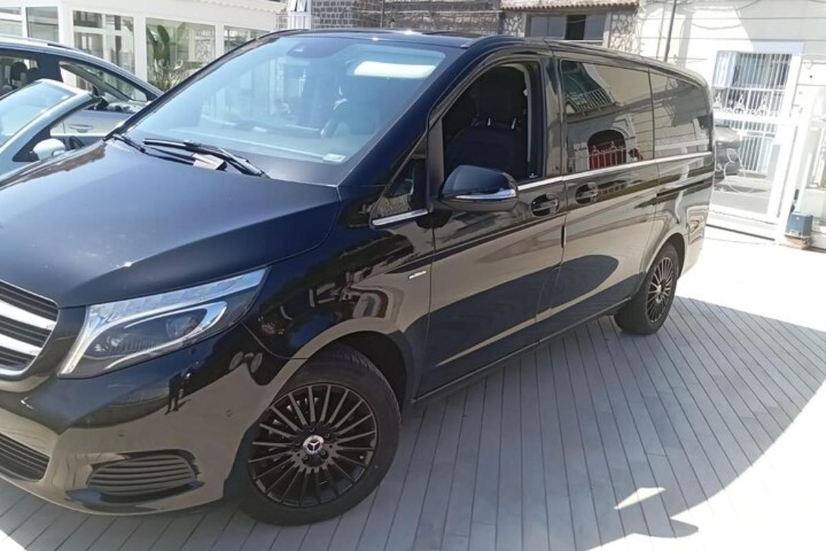 sebuah van diletakkan di tempat letak kereta