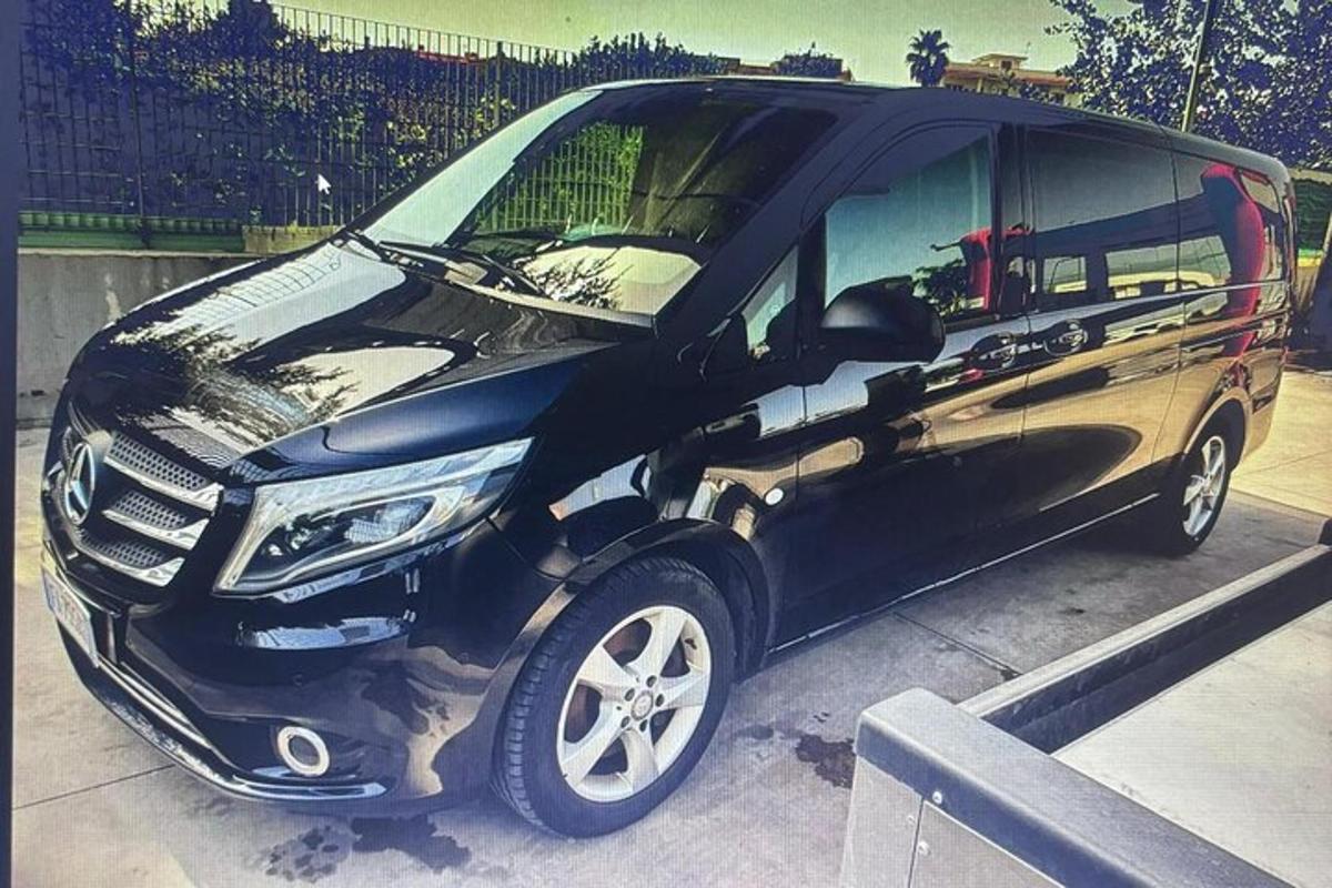 một chiếc xe tải màu đen đỗ trong bãi đậu xe
