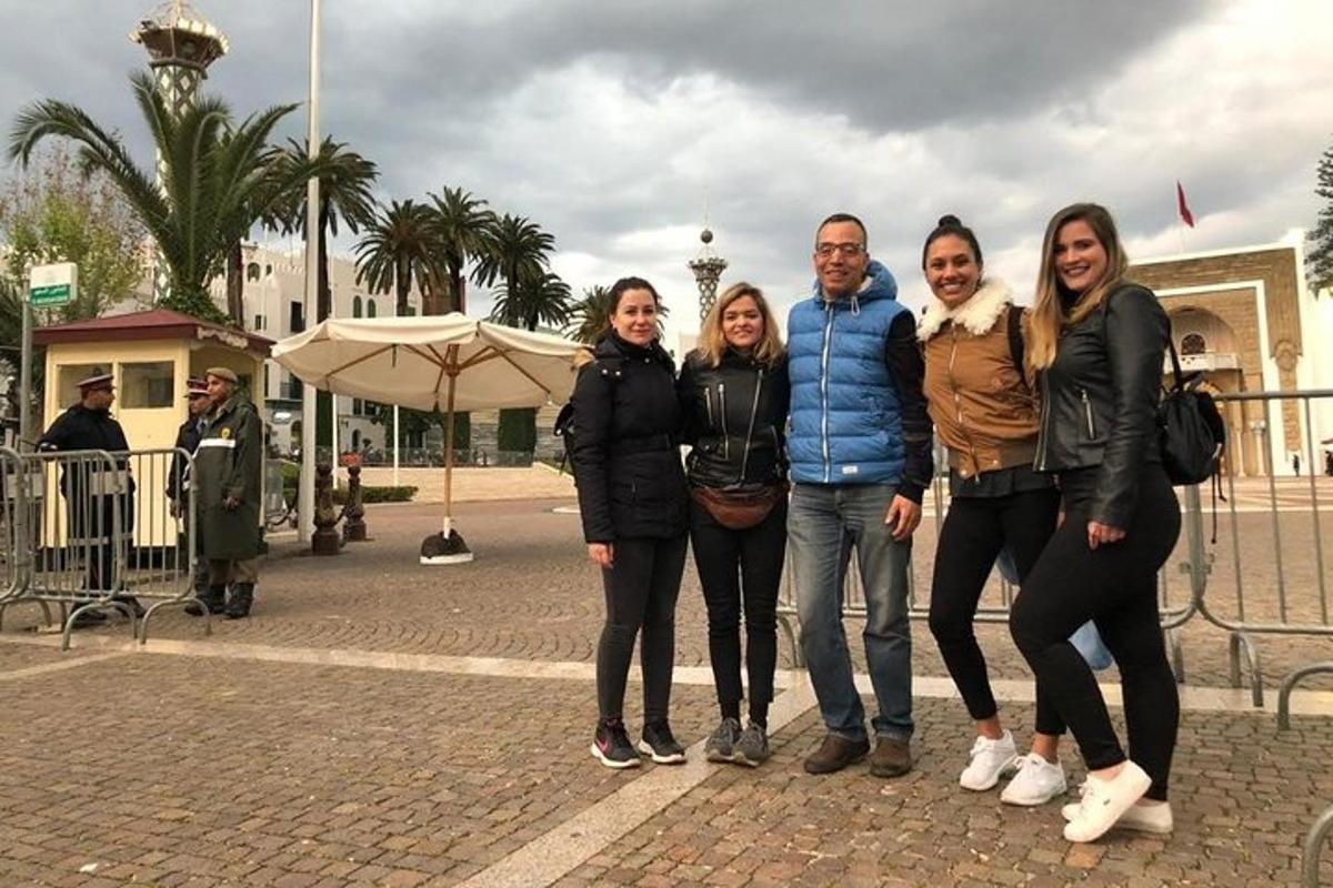 un gruppo di persone che posano per una foto