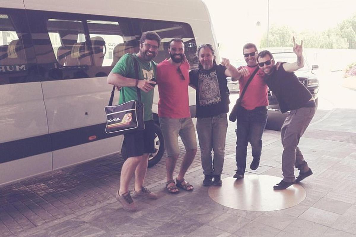 skupina mužů stojících před autobusem