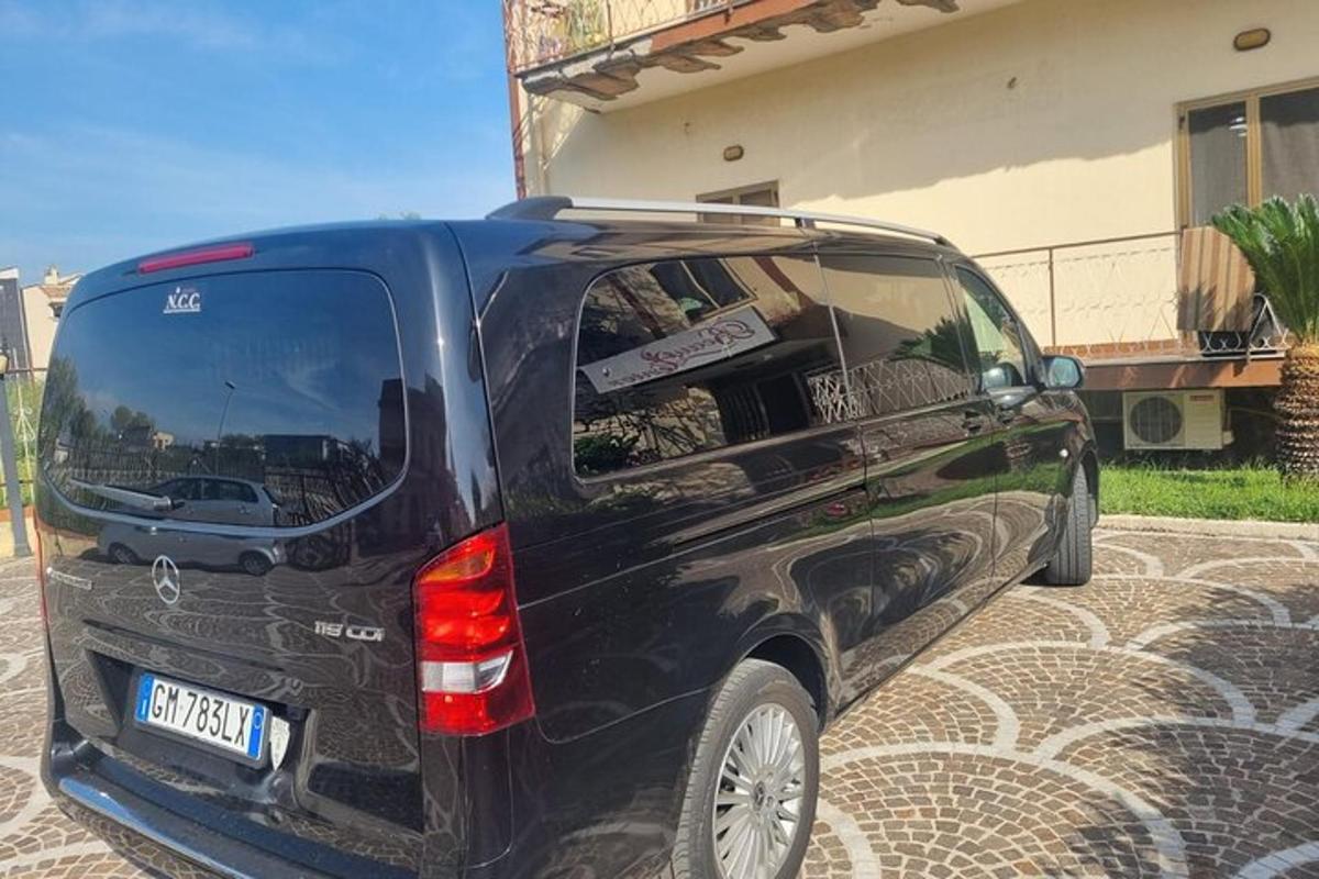 černé SUV zaparkované před domem