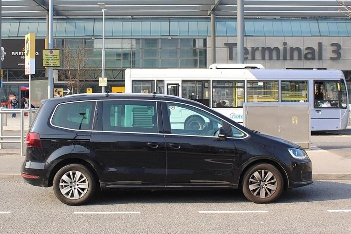 must auto pargitud parklasse koos bussiga