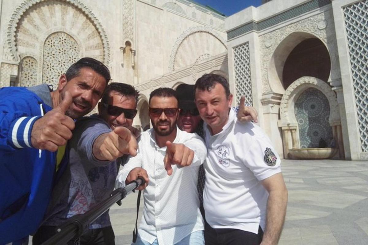 un gruppo di uomini in piedi davanti a un edificio