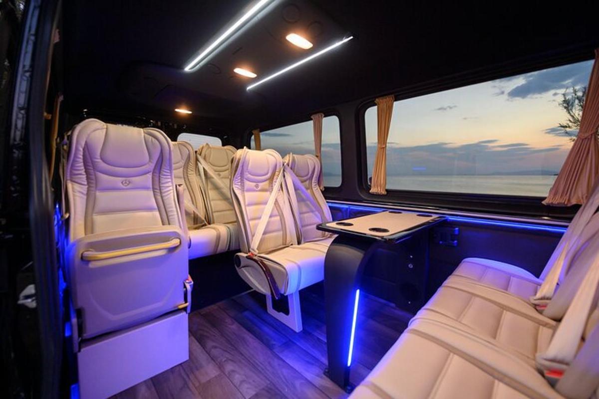 um ônibus com assentos roxos e uma mesa dentro