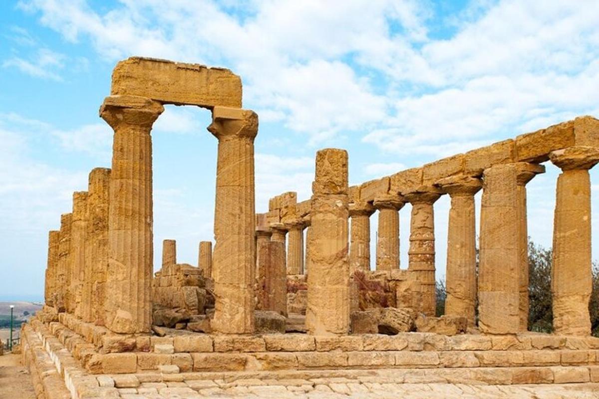 Un antiguo templo con columnas y un arco.