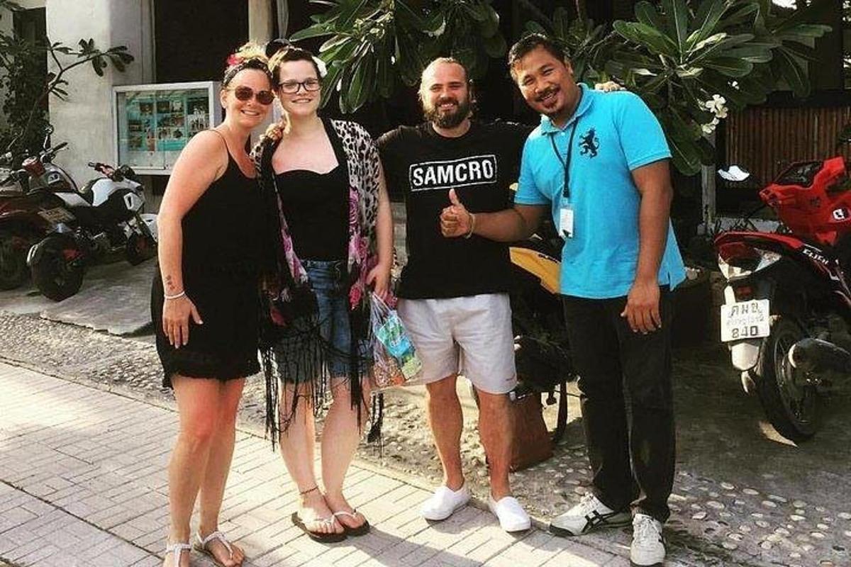 skupina tří lidí pózujících pro fotografii