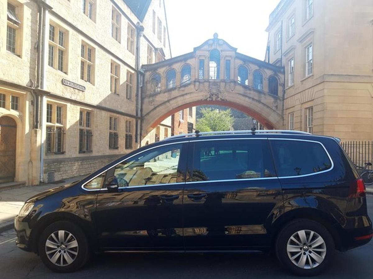 Ein schwarzer SUV, der auf einer Stadtstraße mit einer Brücke geparkt ist