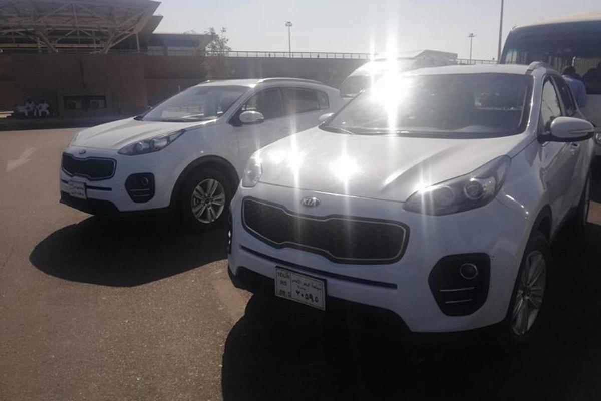 due auto bianche parcheggiate in un parcheggio