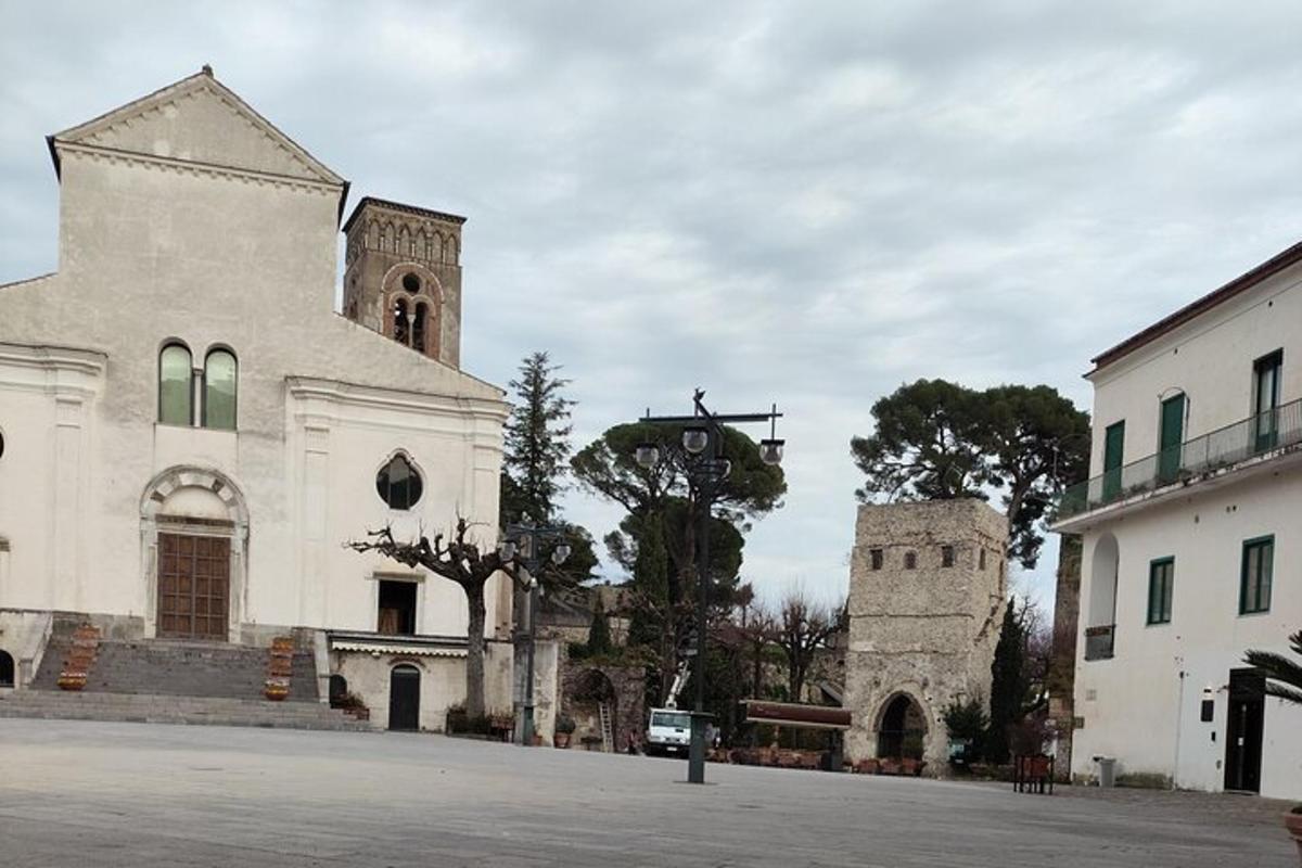cerkev z urnim stolpom in stavbo