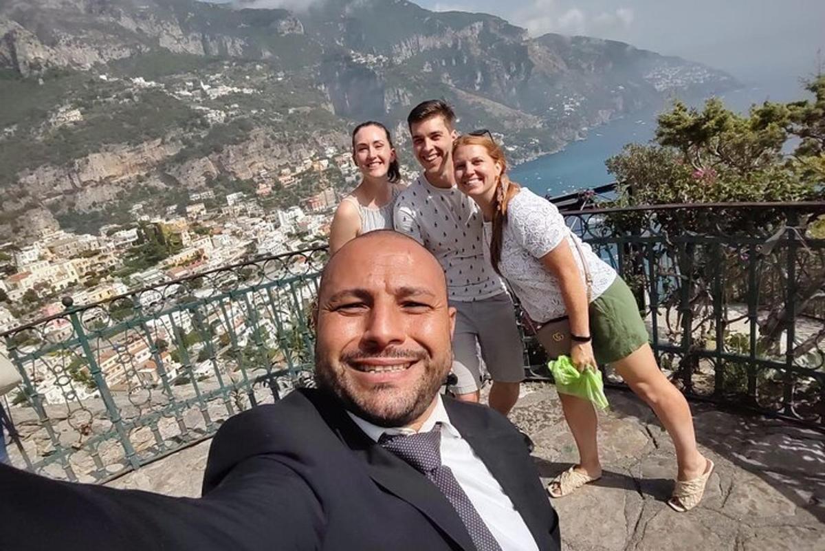 skupina ljudi, ki pozirajo za sliko na pobočju gore