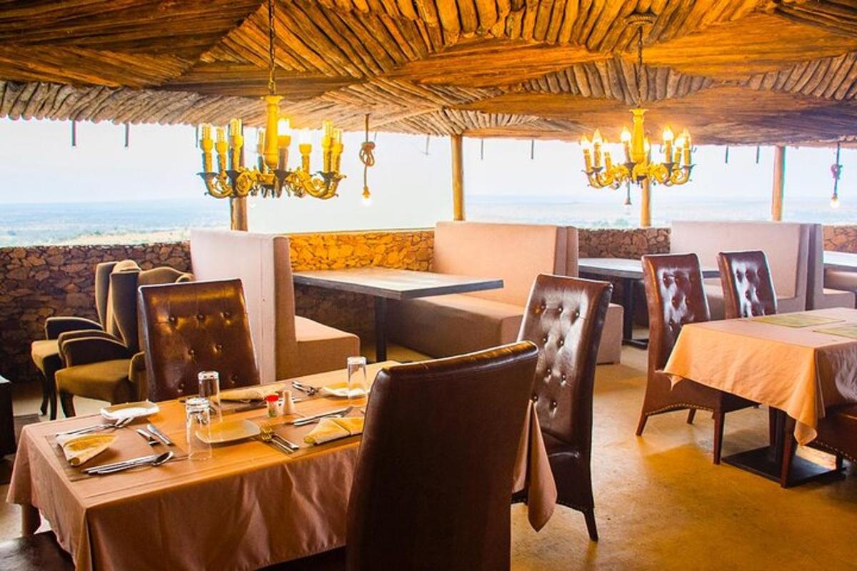een restaurant met tafels en stoelen en uitzicht op de oceaan