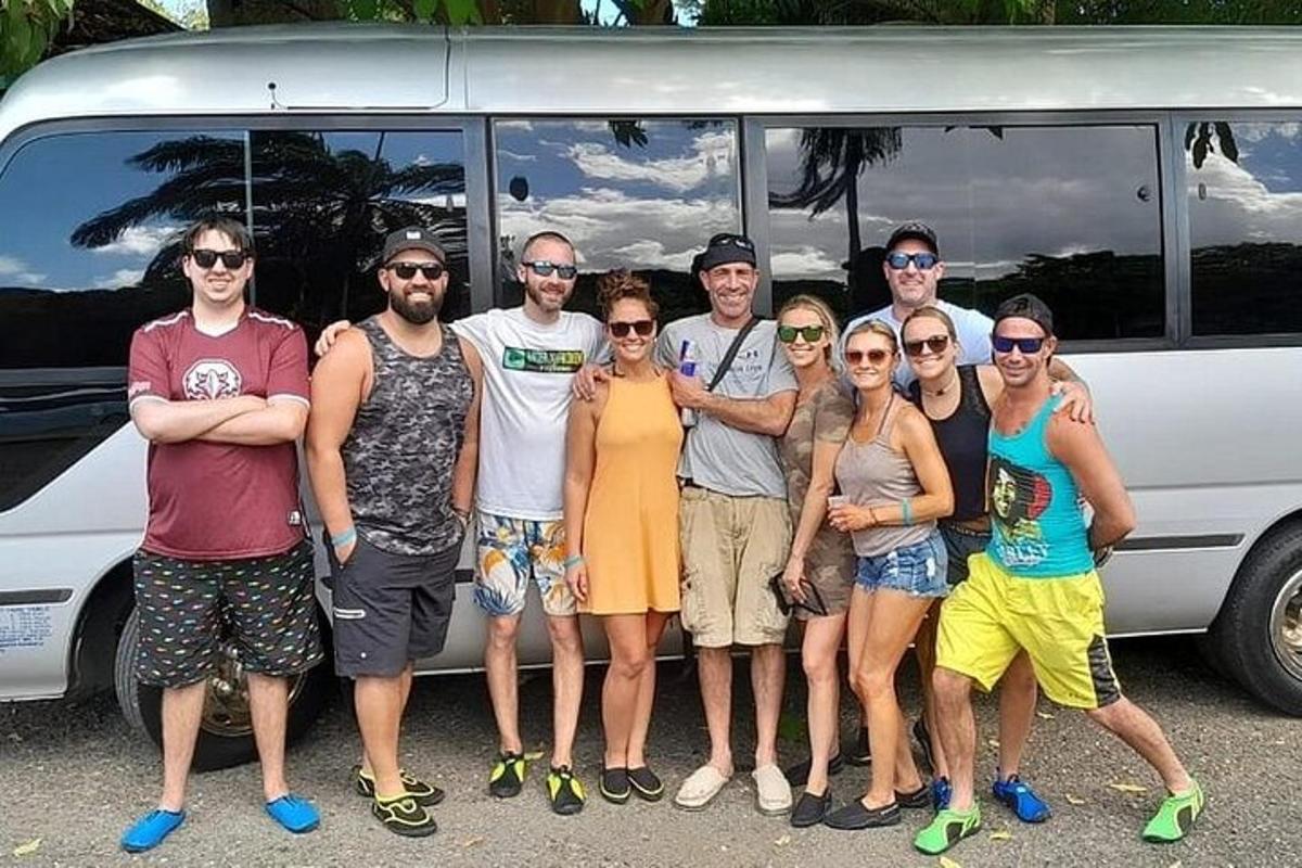 Un grupo de personas de pie delante de una camioneta
