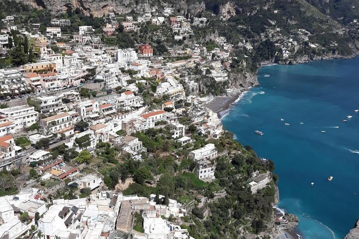 uma vista aérea de uma cidade próxima ao oceano