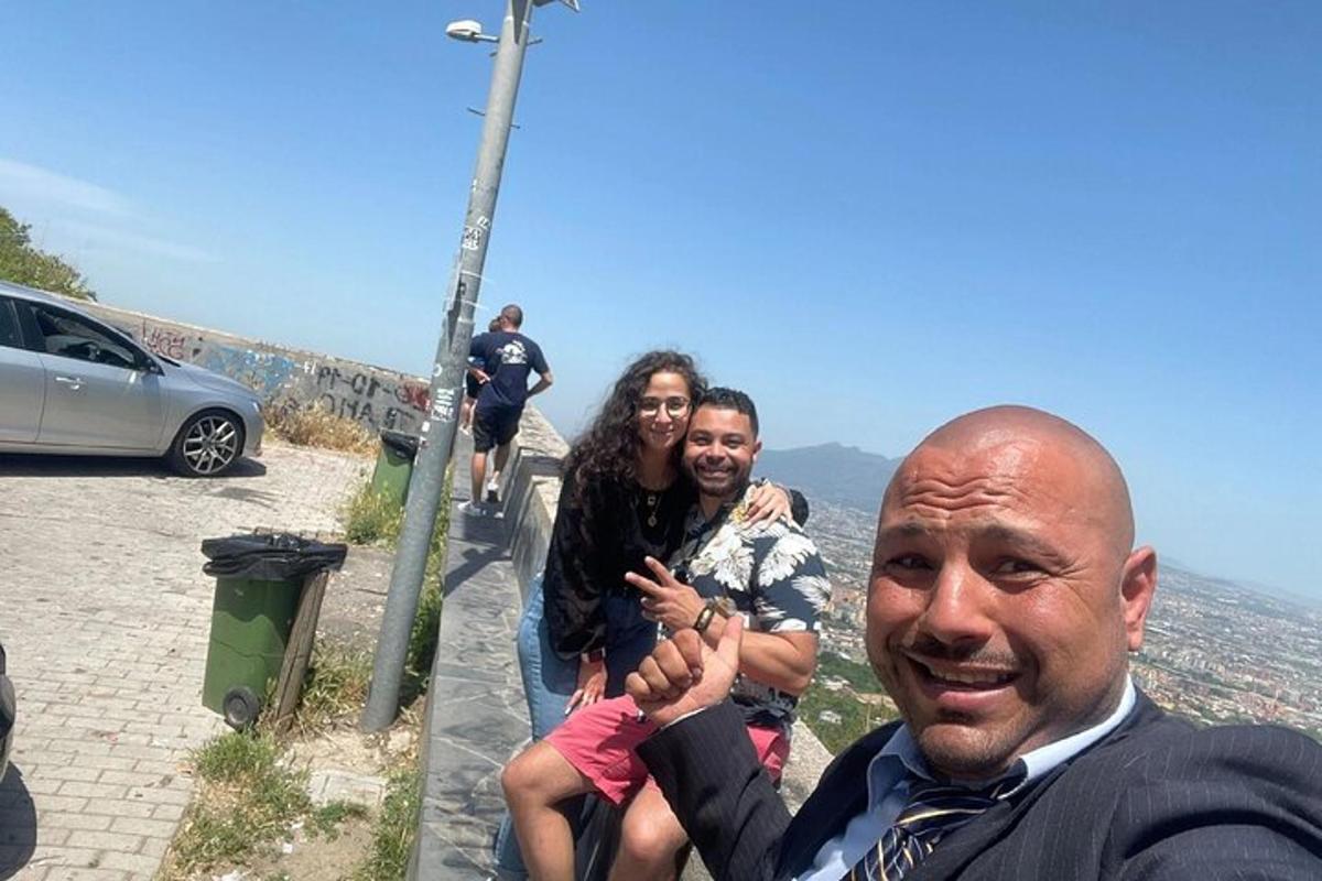 um grupo de pessoas posando para uma foto em uma montanha