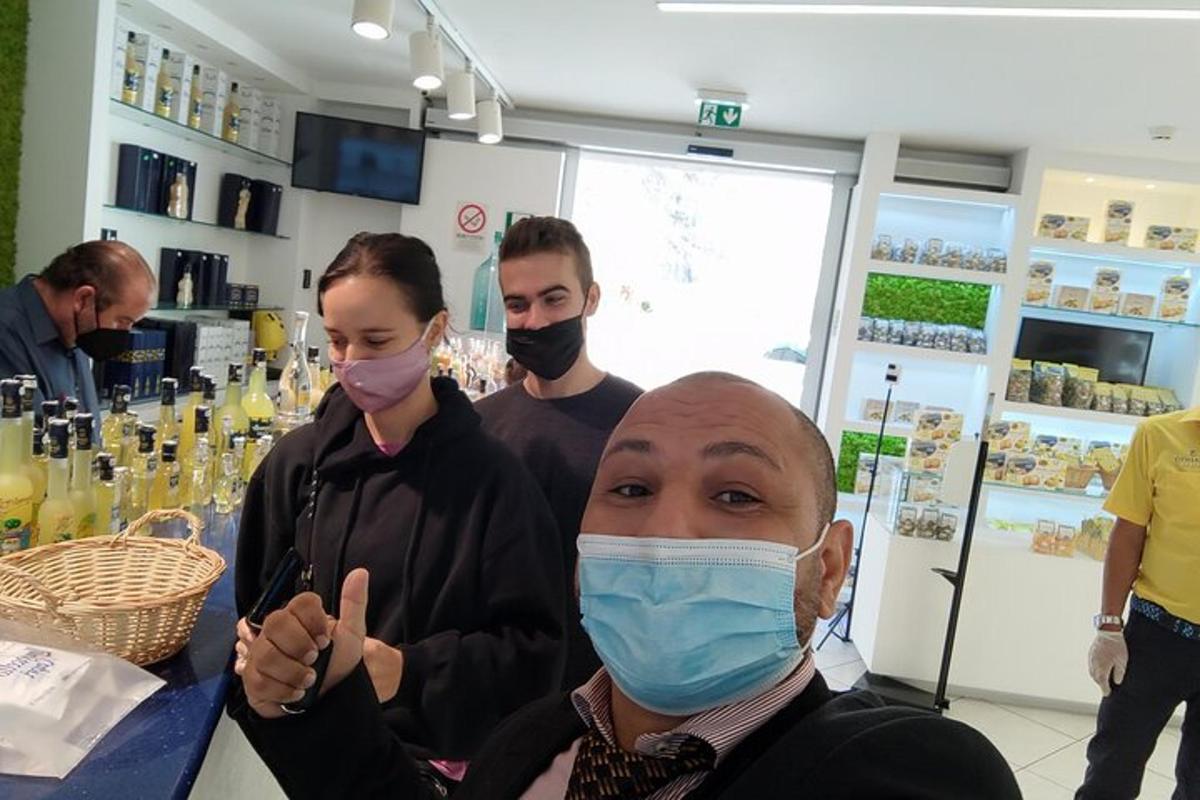 um grupo de pessoas usando máscaras em uma loja